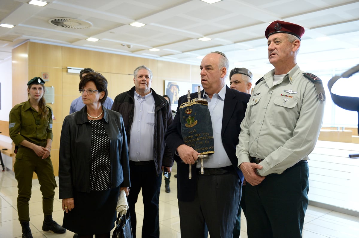 ספר התורה ההיסטורי הוחזר ללשכת הרמטכ"ל • צפו