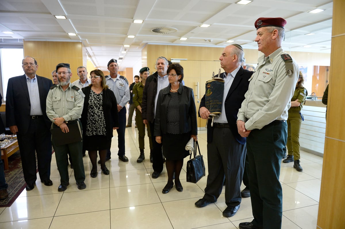 ספר התורה ההיסטורי הוחזר ללשכת הרמטכ"ל • צפו