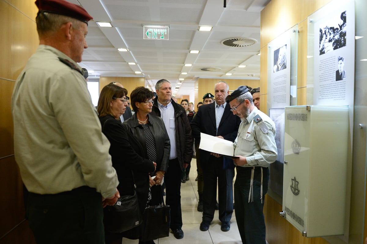 ספר התורה ההיסטורי הוחזר ללשכת הרמטכ"ל • צפו