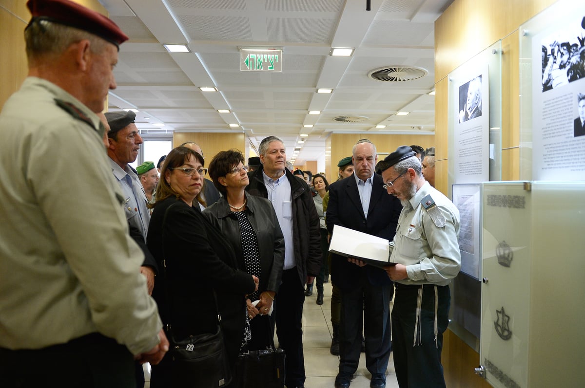 ספר התורה ההיסטורי הוחזר ללשכת הרמטכ"ל • צפו