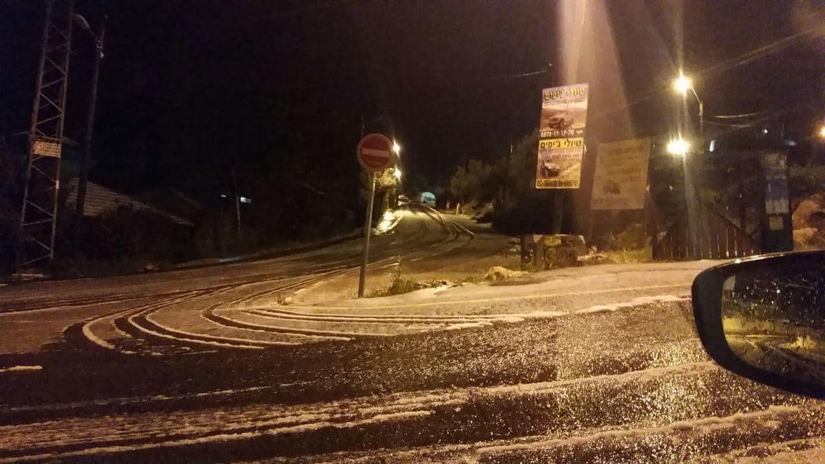 תיעוד ממירון: שלג קל בחוץ, בפנים מתפללים