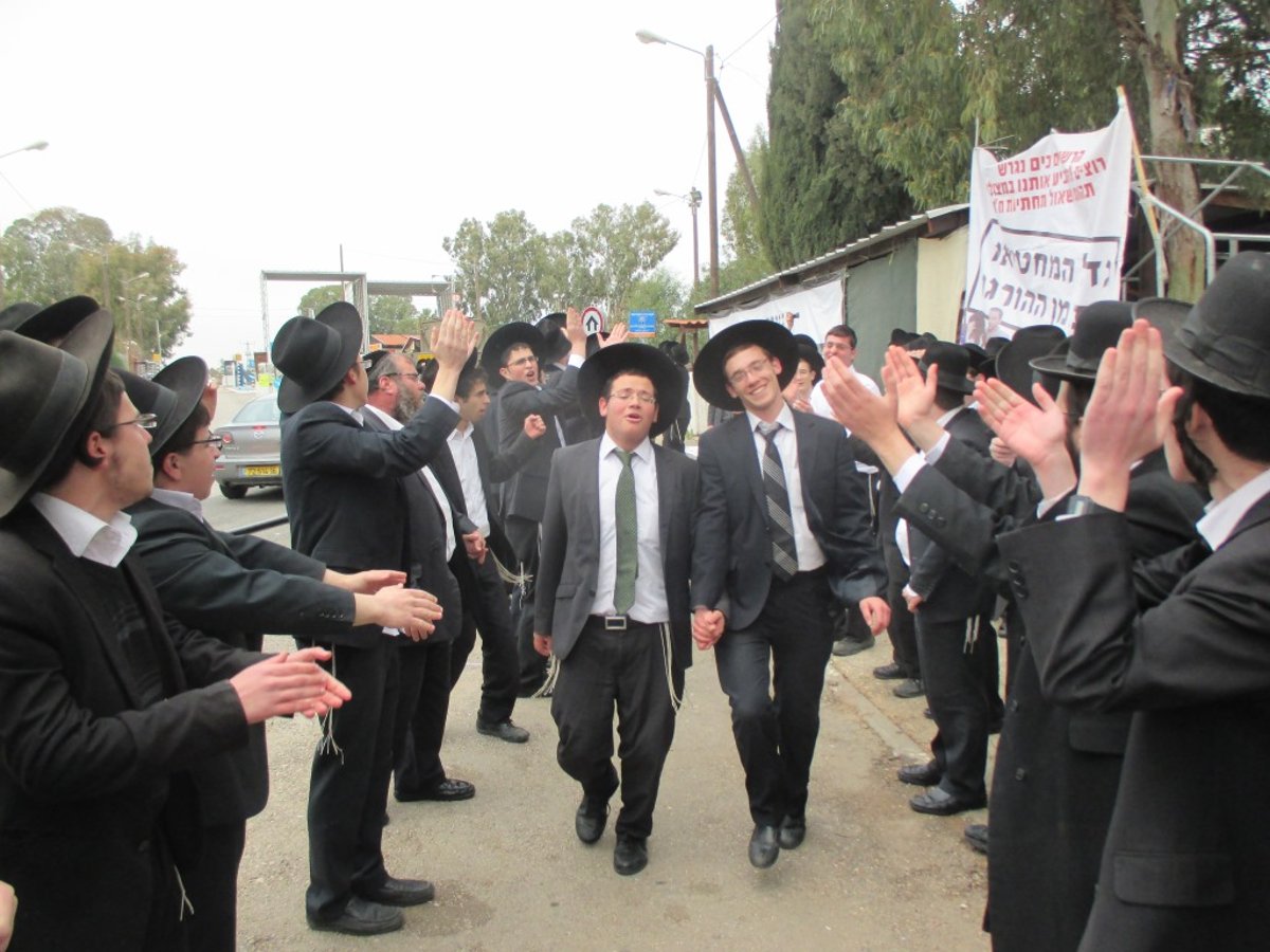 צפו: אסירי 'הפלג הירושלמי' מתקבלים בשירה וריקודים