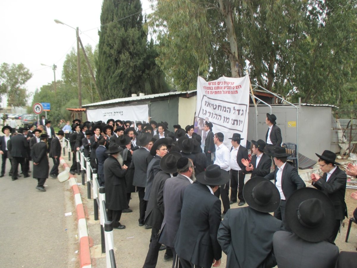 צפו: אסירי 'הפלג הירושלמי' מתקבלים בשירה וריקודים