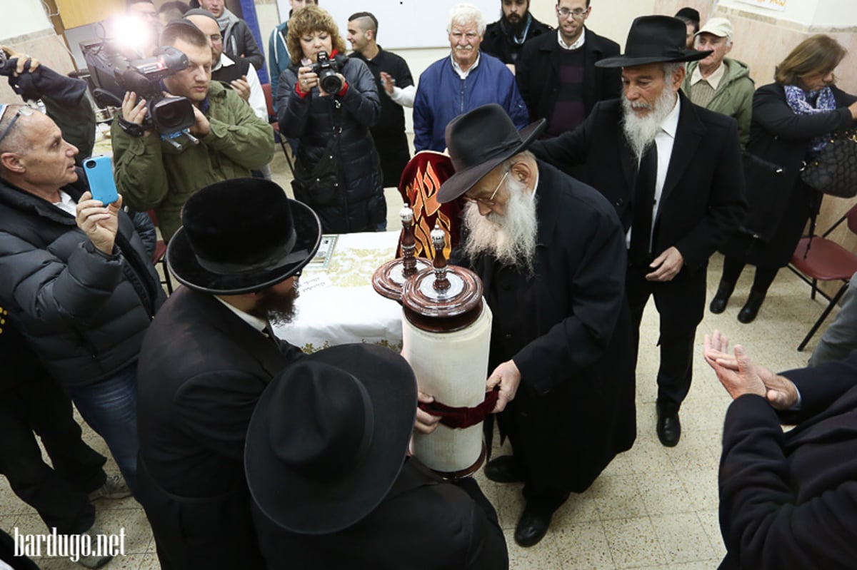 הכנסת ספר תורה לזכר מפקד הלח"י • תמונות