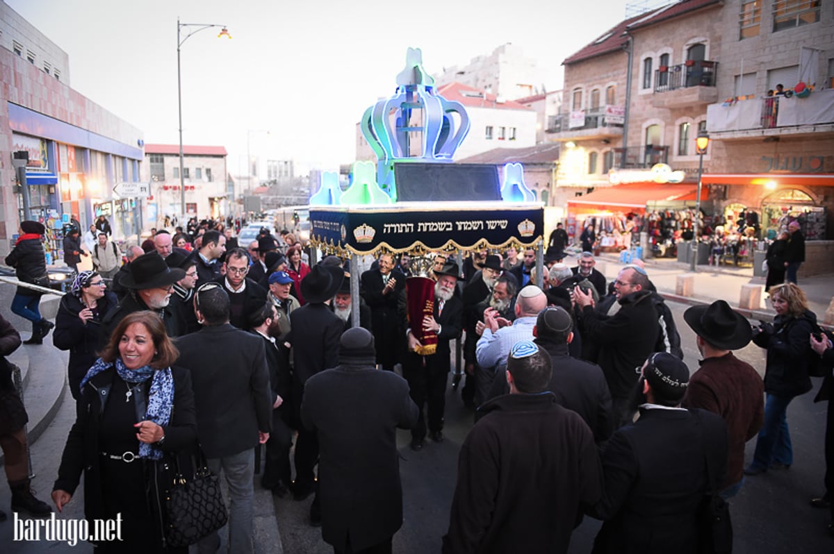 הכנסת ספר תורה לזכר מפקד הלח"י • תמונות