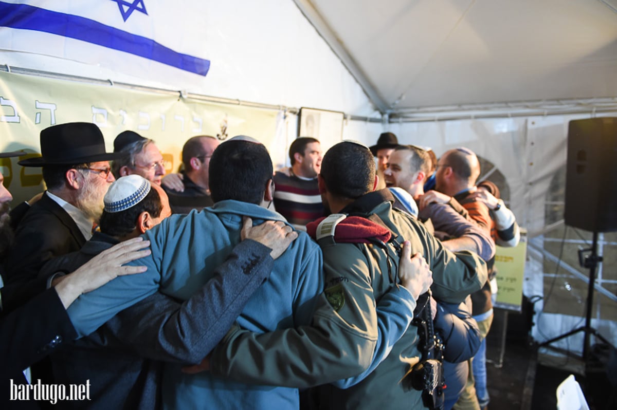 הכנסת ספר תורה לזכר מפקד הלח"י • תמונות