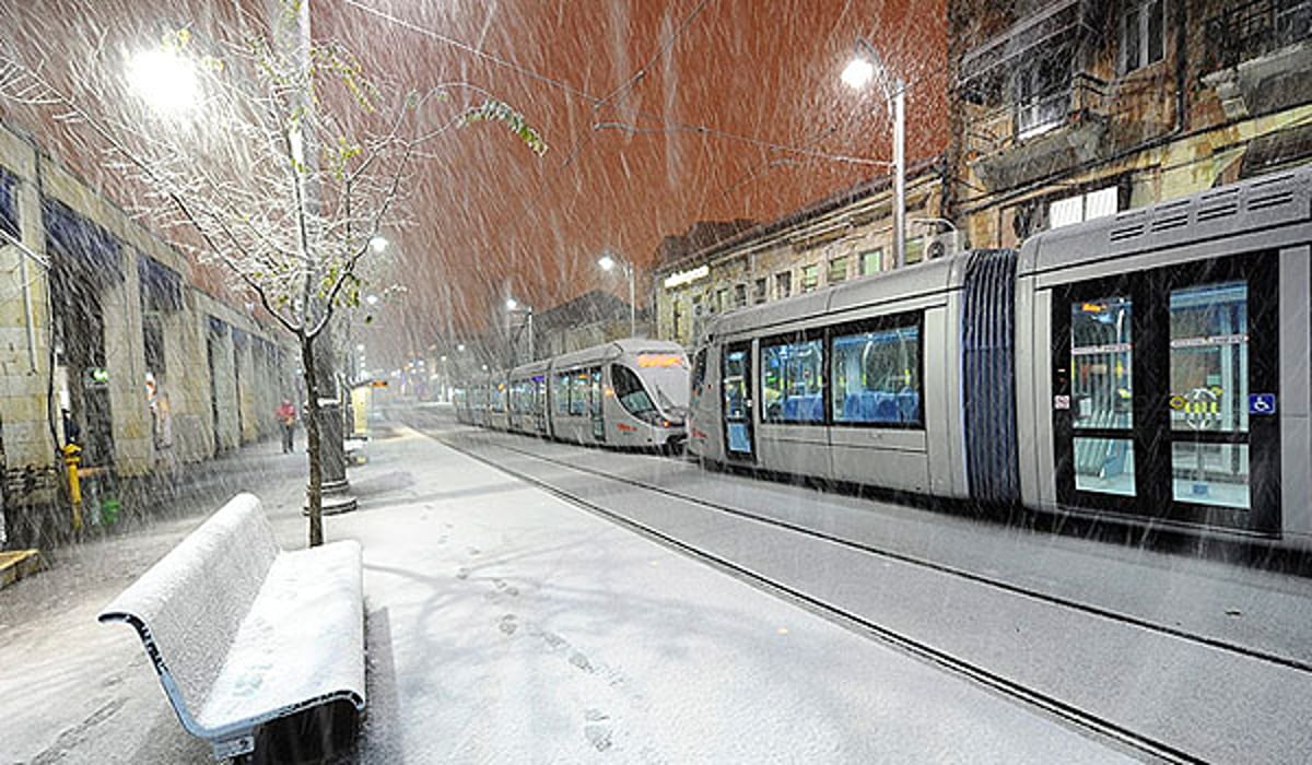 לאחר שעות המתנה: שלג כבד בירושלים • שידור חי