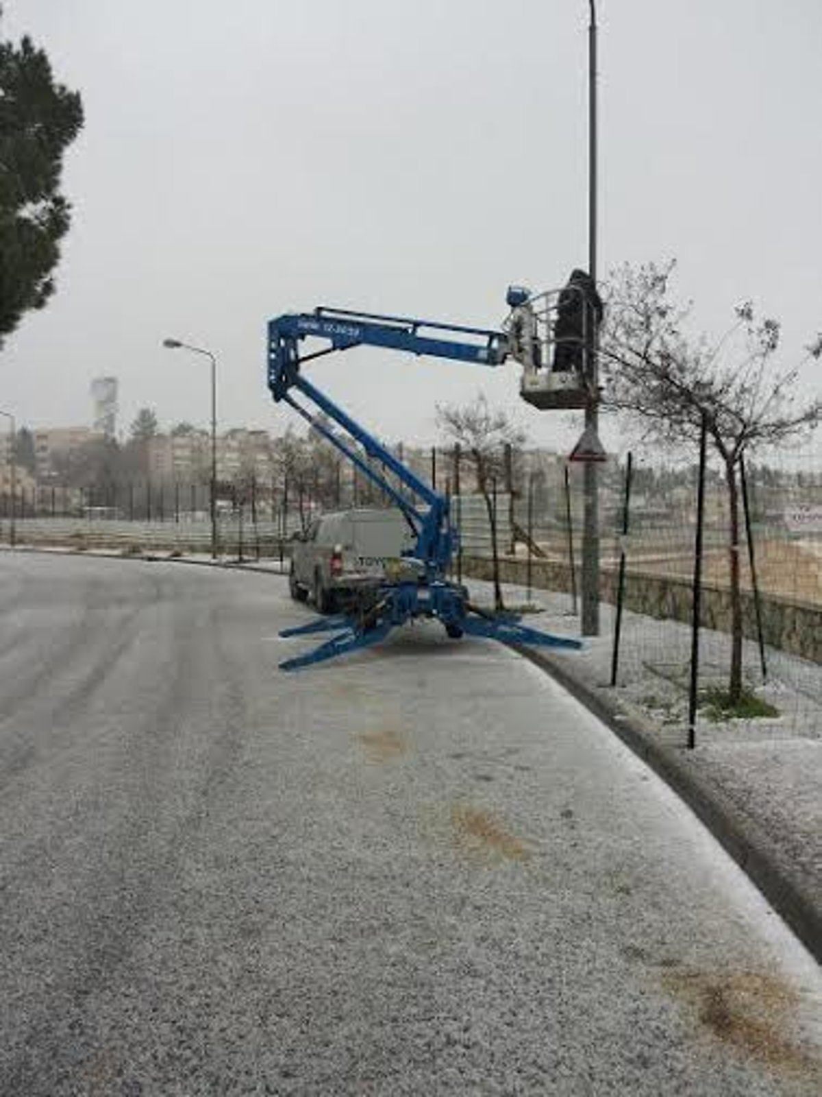 שעות קודם הסערה: עמודי עירוב חדשים הוצבו בירושלים