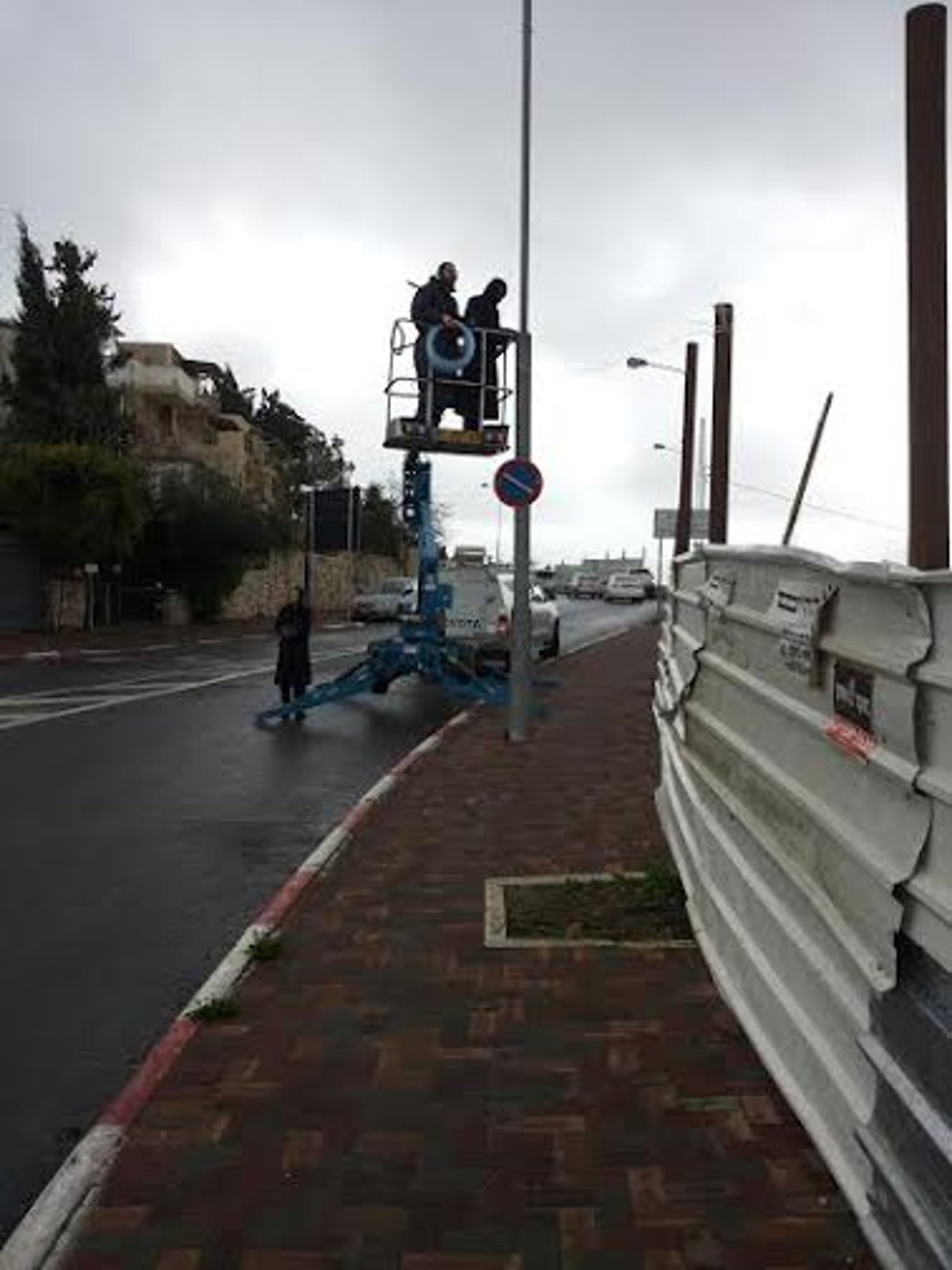 שעות קודם הסערה: עמודי עירוב חדשים הוצבו בירושלים