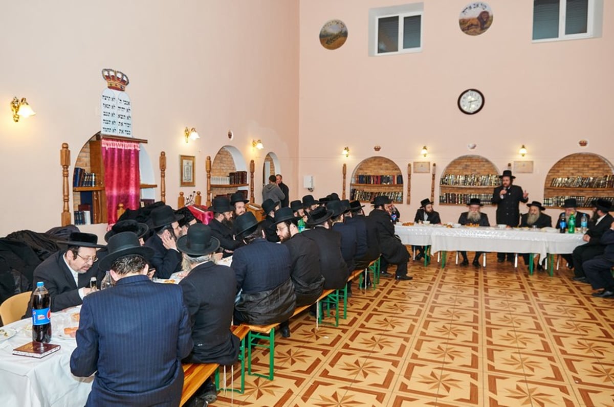 תיעוד: הרבי מפשווערסק בציון המגיד מזלאטשוב