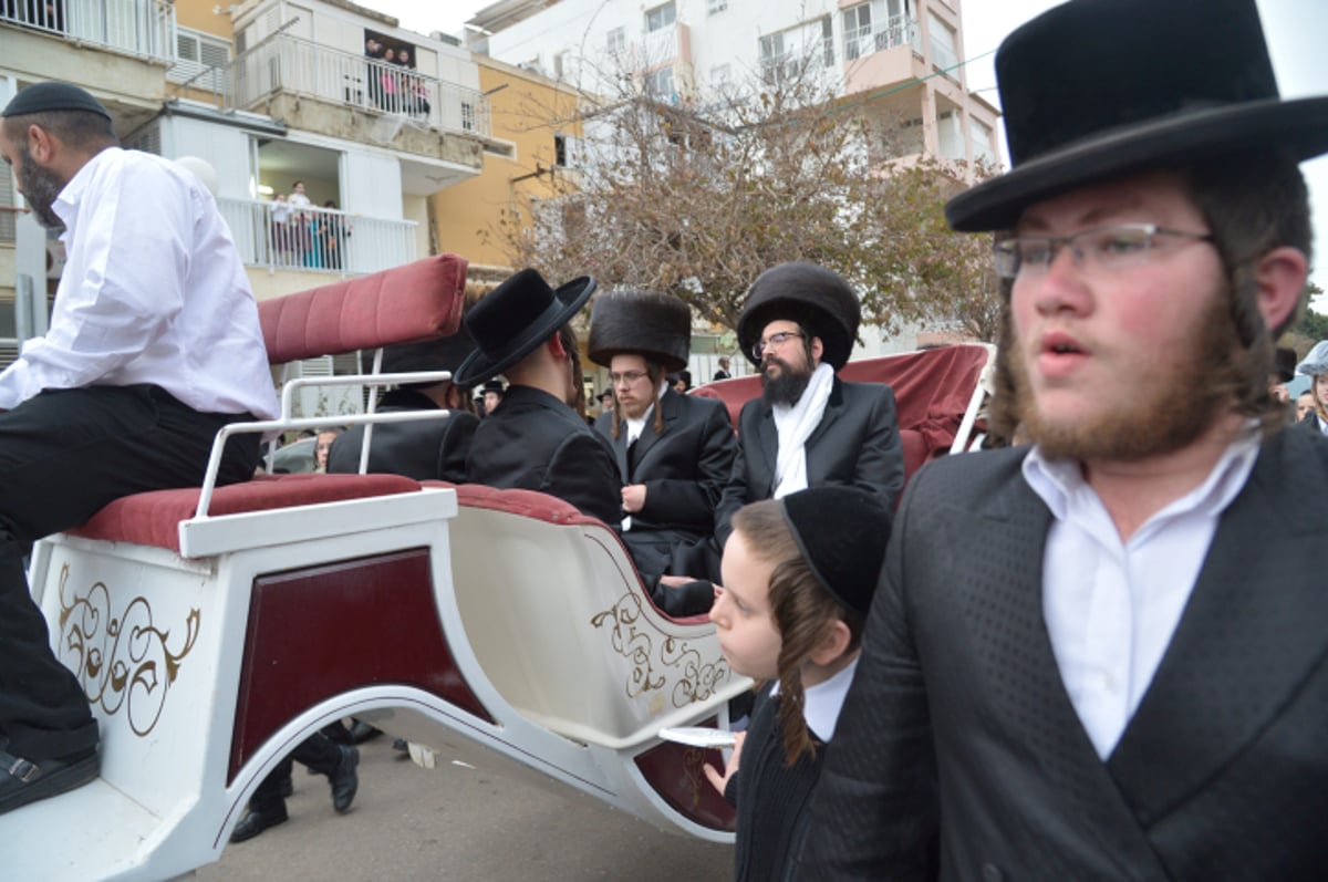 חתונת צאנז: הכלה על כרכרה רתומה לסוס בדרך לחופה • תיעוד