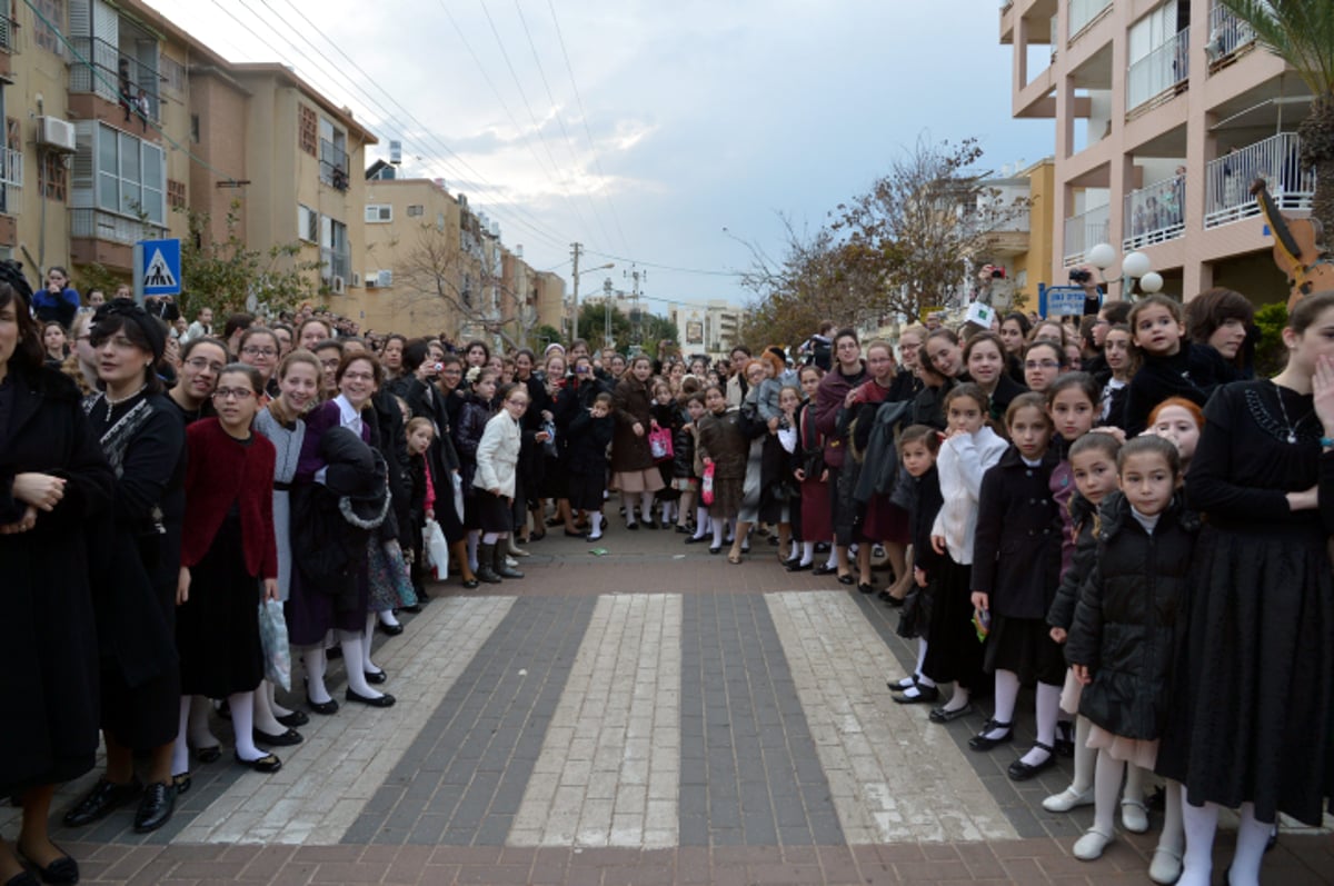 חתונת צאנז: הכלה על כרכרה רתומה לסוס בדרך לחופה • תיעוד