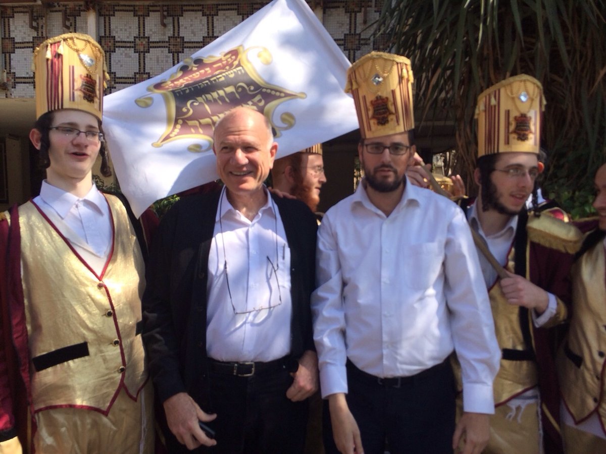 כך הפרשן נחמיה שטרסלר חגג פורים בבני ברק • וידאו