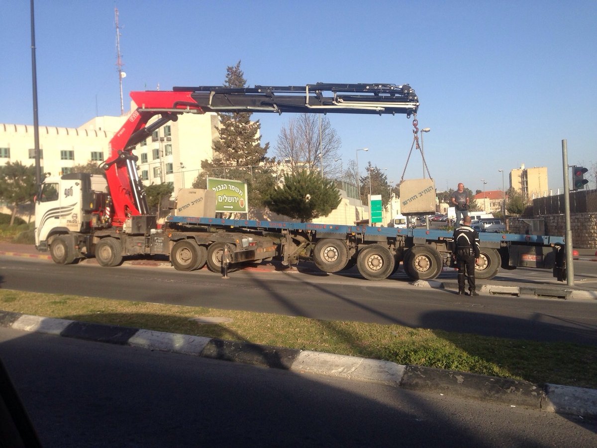 תיעוד: בטונדות הוצבו באזור פיגוע הדריסה בירושלים