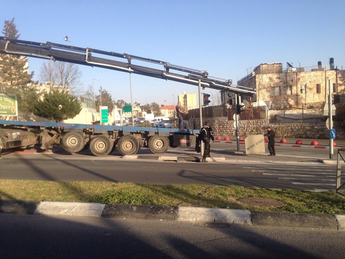 תיעוד: בטונדות הוצבו באזור פיגוע הדריסה בירושלים