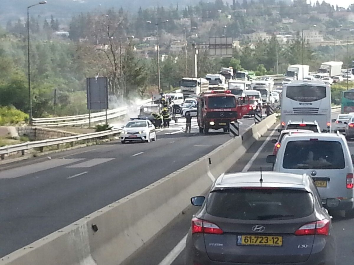 כביש 1: משאית עלתה באש וגרמה לעומסי תנועה כבדים • צפו בתיעוד