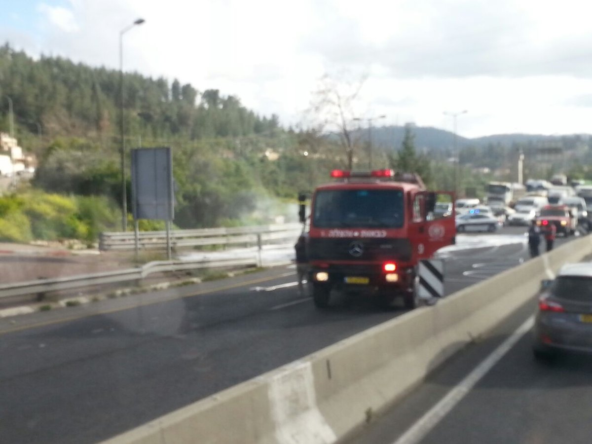 כביש 1: משאית עלתה באש וגרמה לעומסי תנועה כבדים • צפו בתיעוד