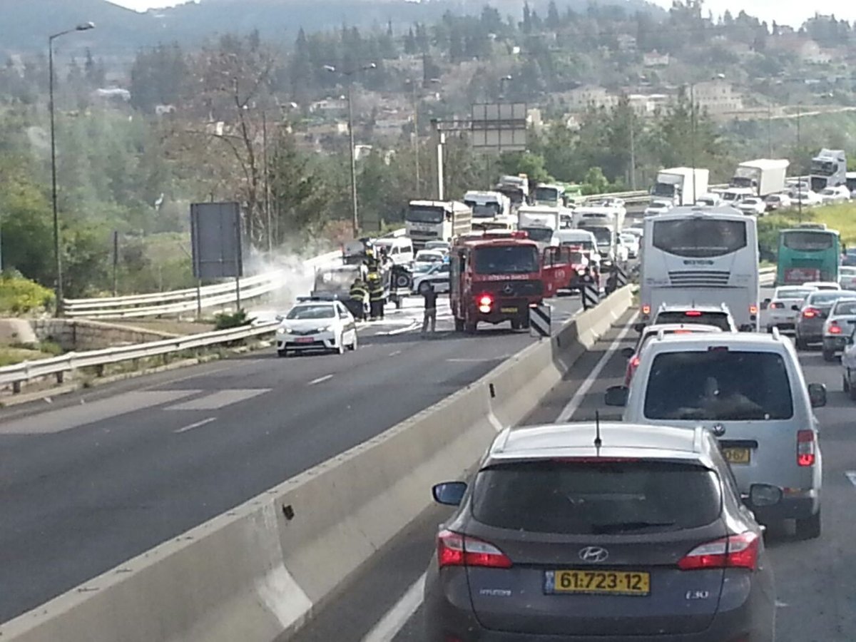 כביש 1: משאית עלתה באש וגרמה לעומסי תנועה כבדים • צפו בתיעוד