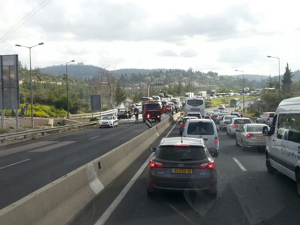 כביש 1: משאית עלתה באש וגרמה לעומסי תנועה כבדים • צפו בתיעוד