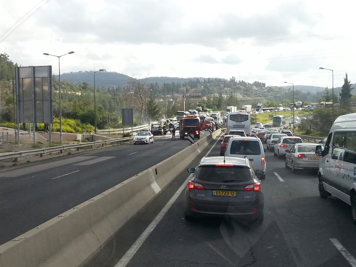 כביש 1: משאית עלתה באש וגרמה לעומסי תנועה כבדים • צפו בתיעוד