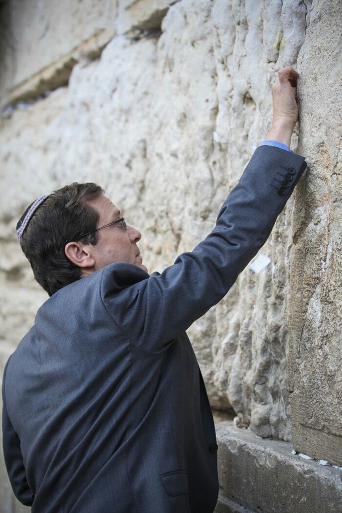 הרצוג ביקר בכותל המערבי: "אדע לשמור על חוזקה של ירושלים"