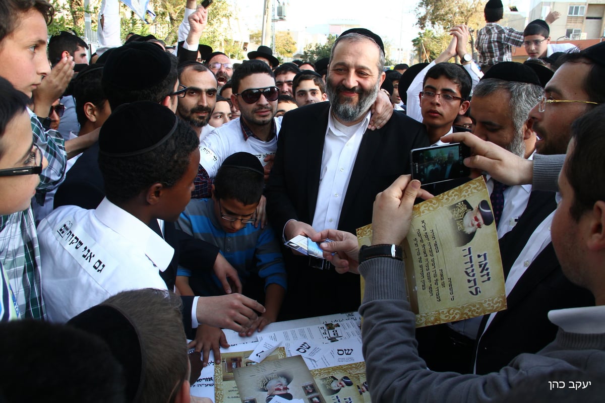 תיעוד: אריה דרעי מסייר ברחבי הארץ ביום הבחירות