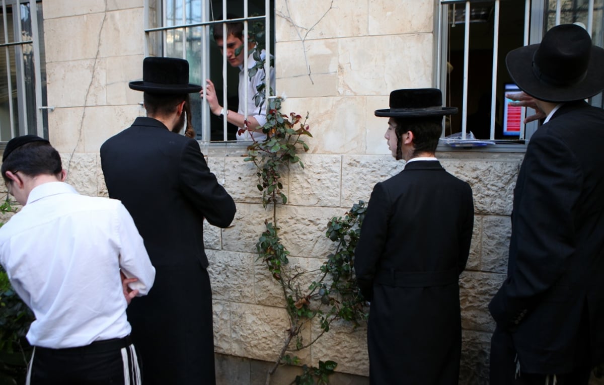 הציבור החרדי מצביע ומקיים "ועשית ככל אשר יורוך" • צפו בגלריה