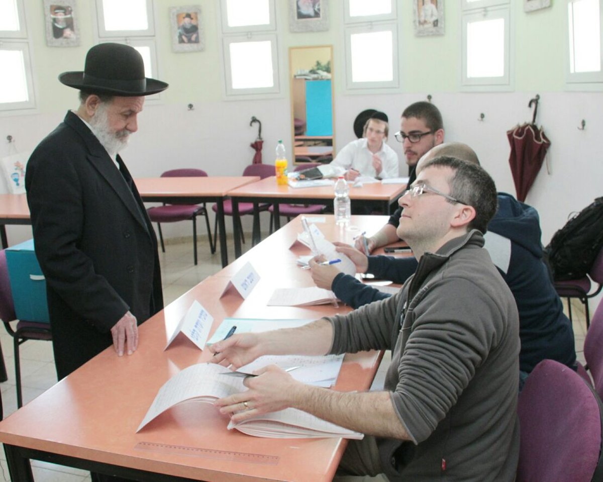 תיעוד: הגאון רבי ציון בוארון מצביע