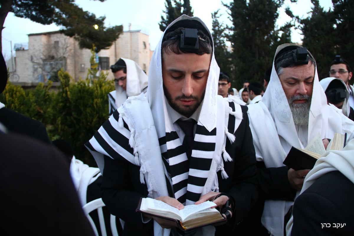 בוקר יום הבחירות בש"ס: תפילה בציון מרן הגר"ע יוסף זצ"ל • תיעוד