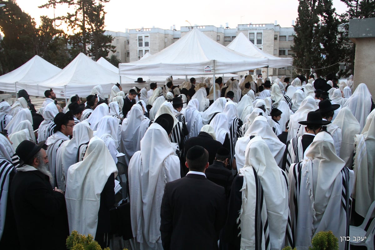 בוקר יום הבחירות בש"ס: תפילה בציון מרן הגר"ע יוסף זצ"ל • תיעוד