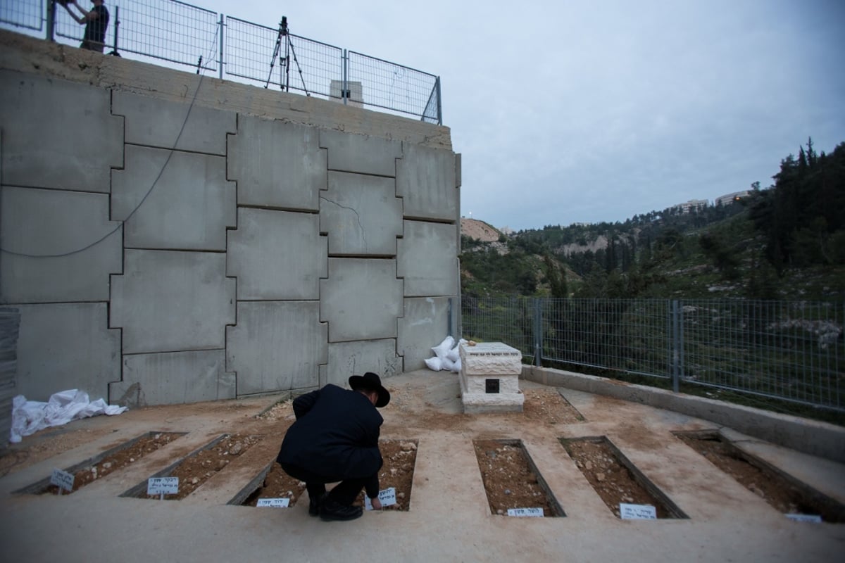 תיעוד: אלפים ליוו למנוחות את הילדים שנשרפו למוות בברוקלין