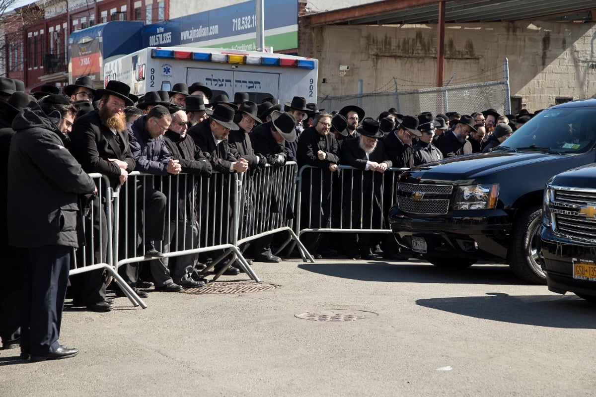 הלוויית שבעת הילדים שעלו בלהבות האש • תיעוד דומע