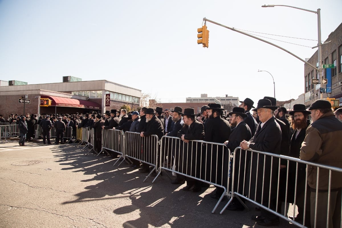 הלוויית שבעת הילדים שעלו בלהבות האש • תיעוד דומע