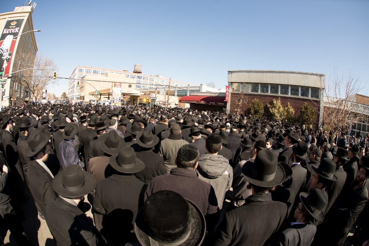 הלוויית שבעת הילדים שעלו בלהבות האש • תיעוד דומע