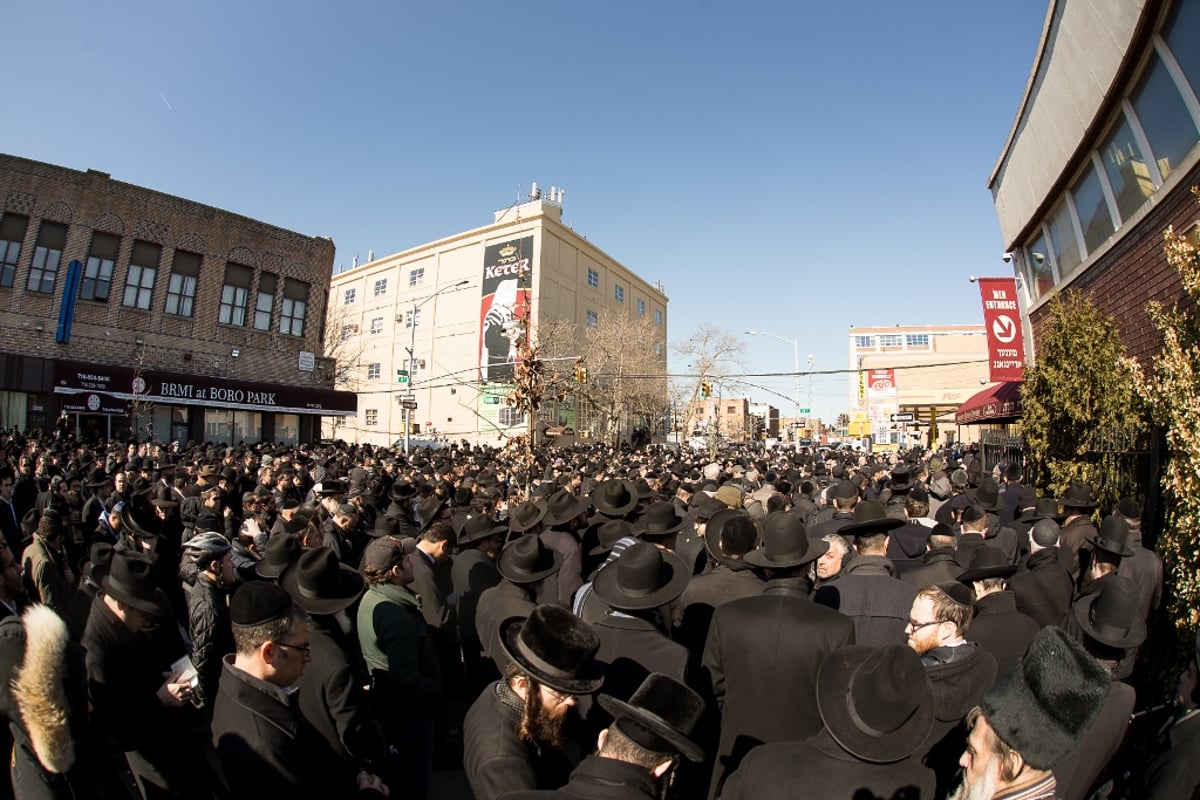 הלוויית שבעת הילדים שעלו בלהבות האש • תיעוד דומע