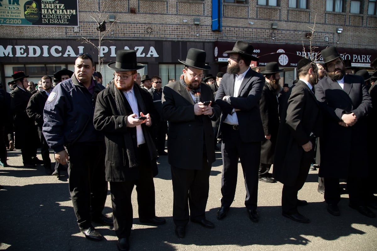 הלוויית שבעת הילדים שעלו בלהבות האש • תיעוד דומע