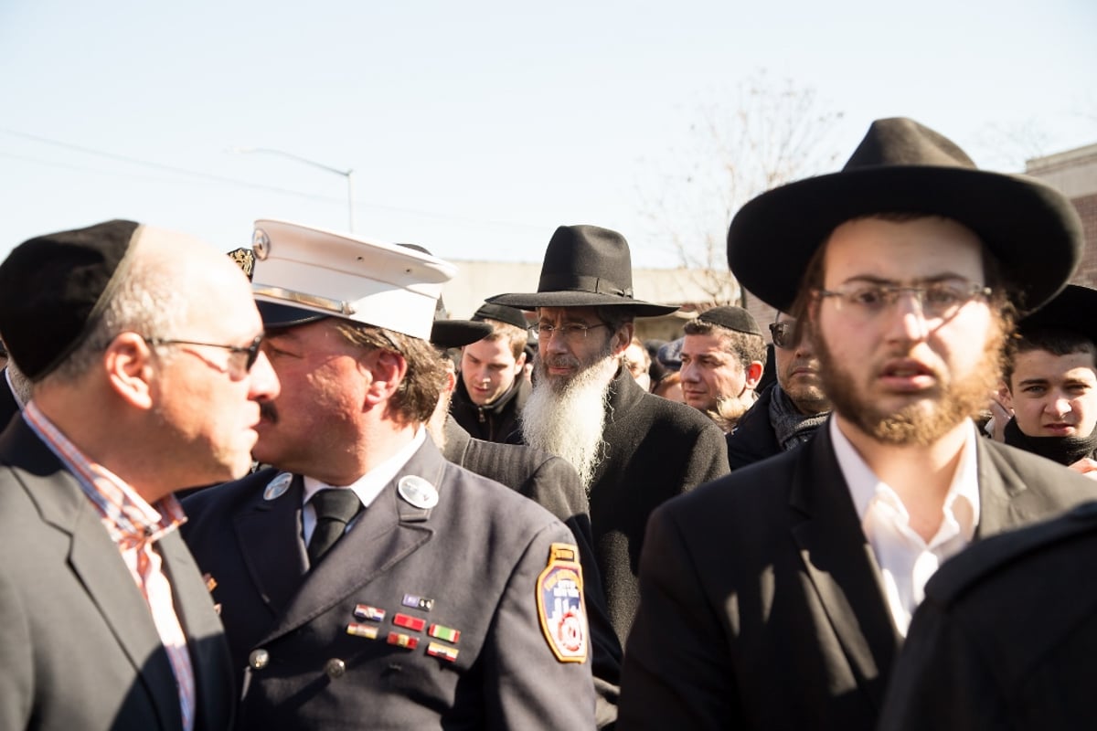 הלוויית שבעת הילדים שעלו בלהבות האש • תיעוד דומע