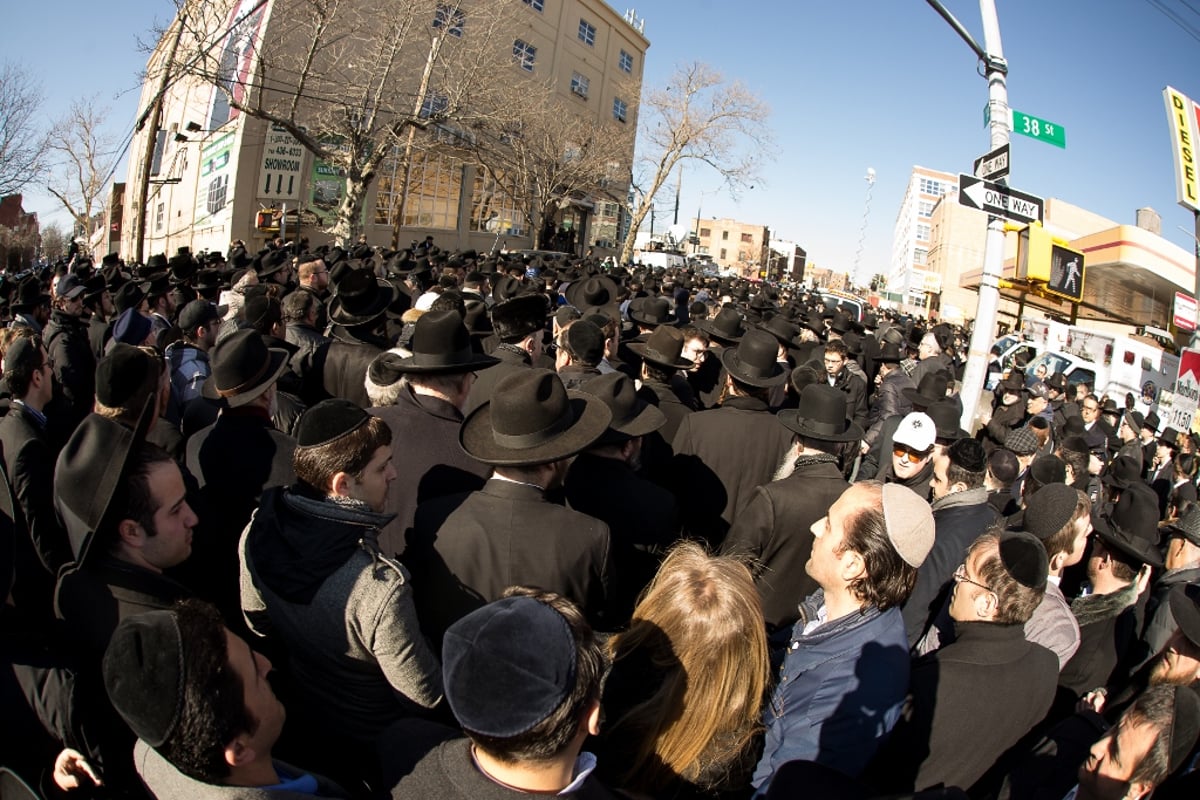 הלוויית שבעת הילדים שעלו בלהבות האש • תיעוד דומע