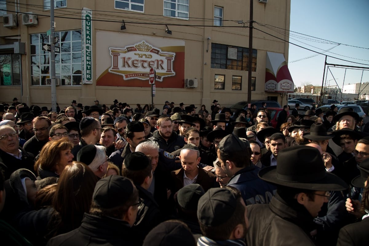 הלוויית שבעת הילדים שעלו בלהבות האש • תיעוד דומע