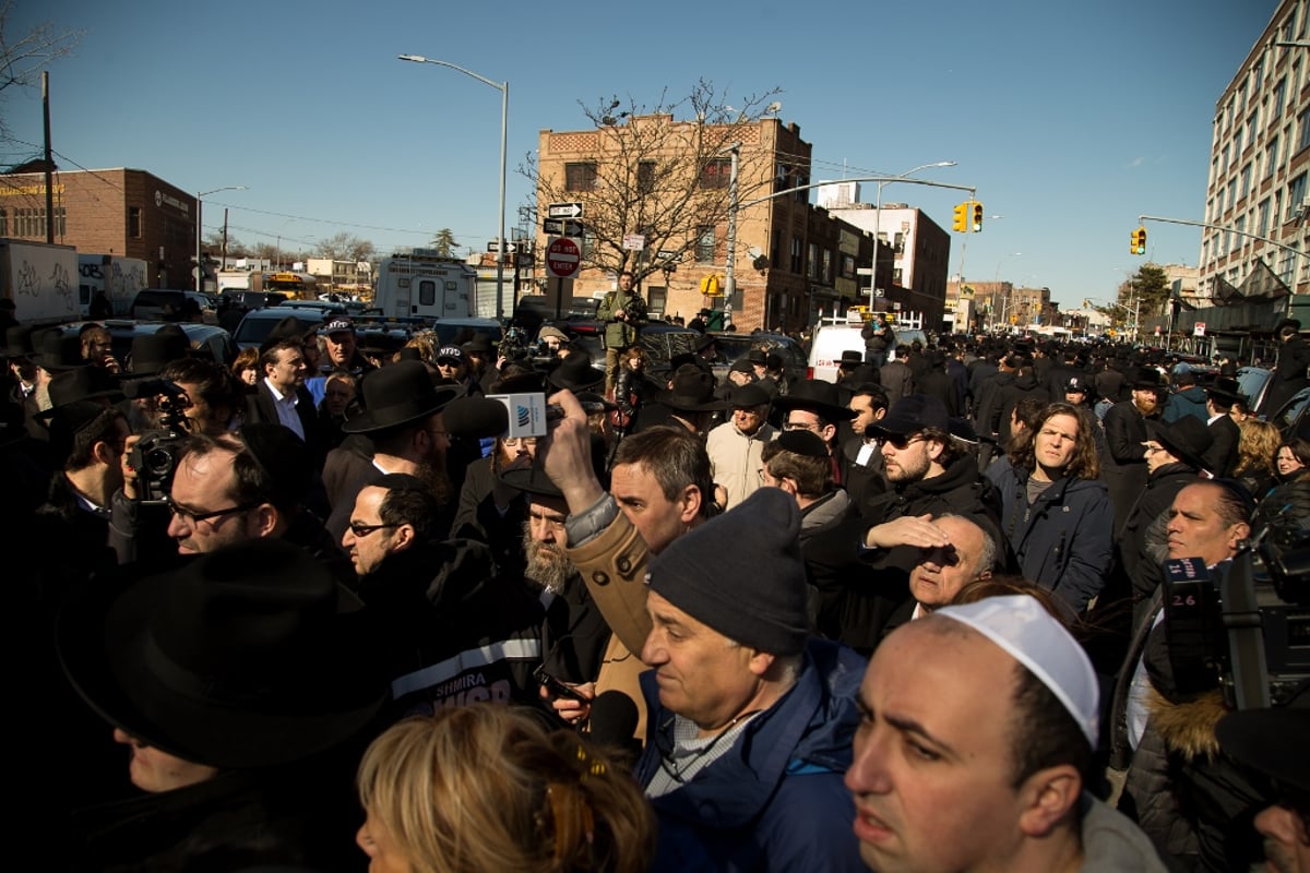 הלוויית שבעת הילדים שעלו בלהבות האש • תיעוד דומע