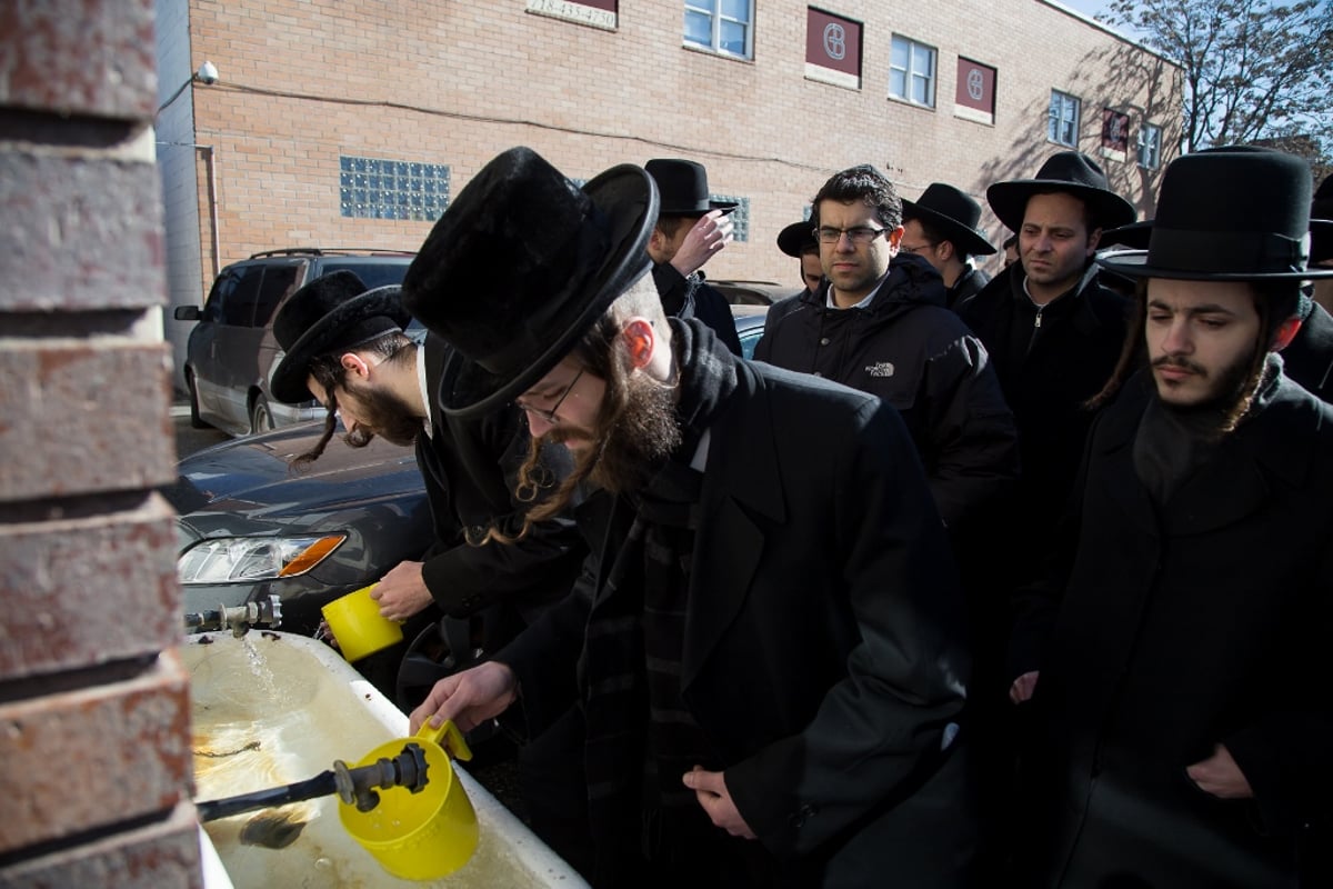 הלוויית שבעת הילדים שעלו בלהבות האש • תיעוד דומע