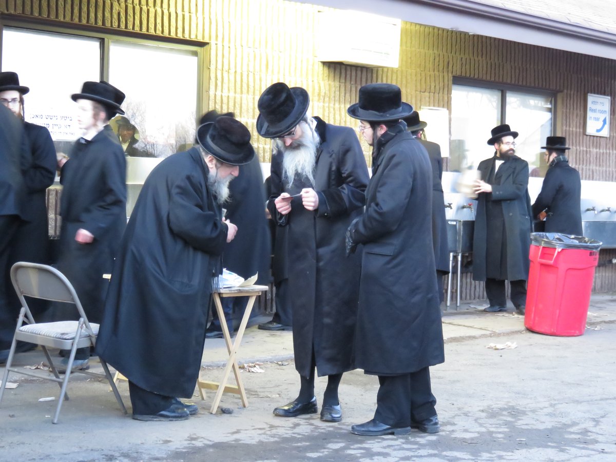 תיעוד: טיש יארצייט בסקווירא