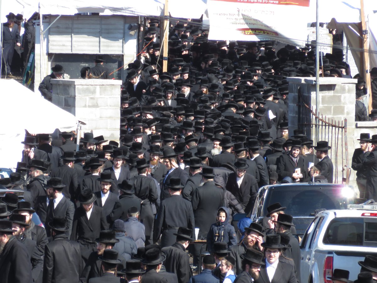 תיעוד: טיש יארצייט בסקווירא