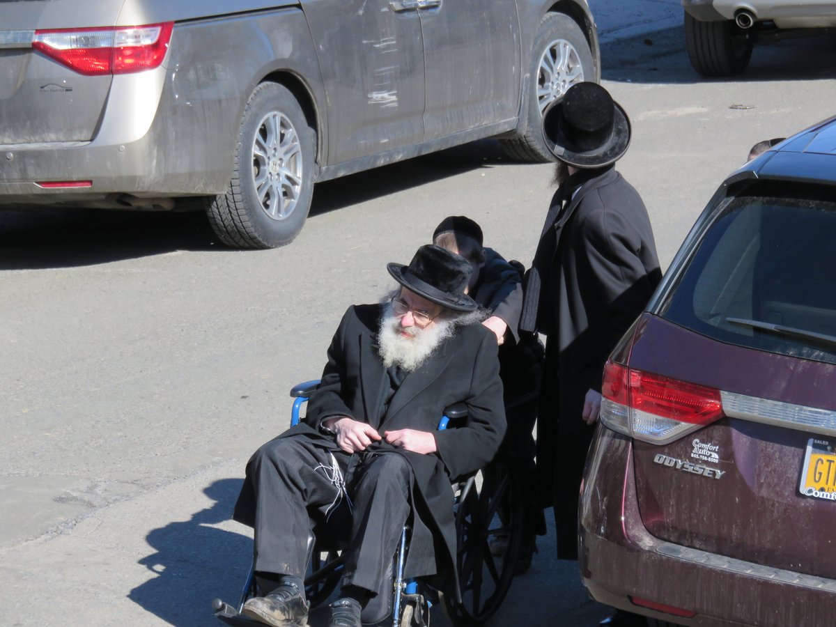 תיעוד: טיש יארצייט בסקווירא