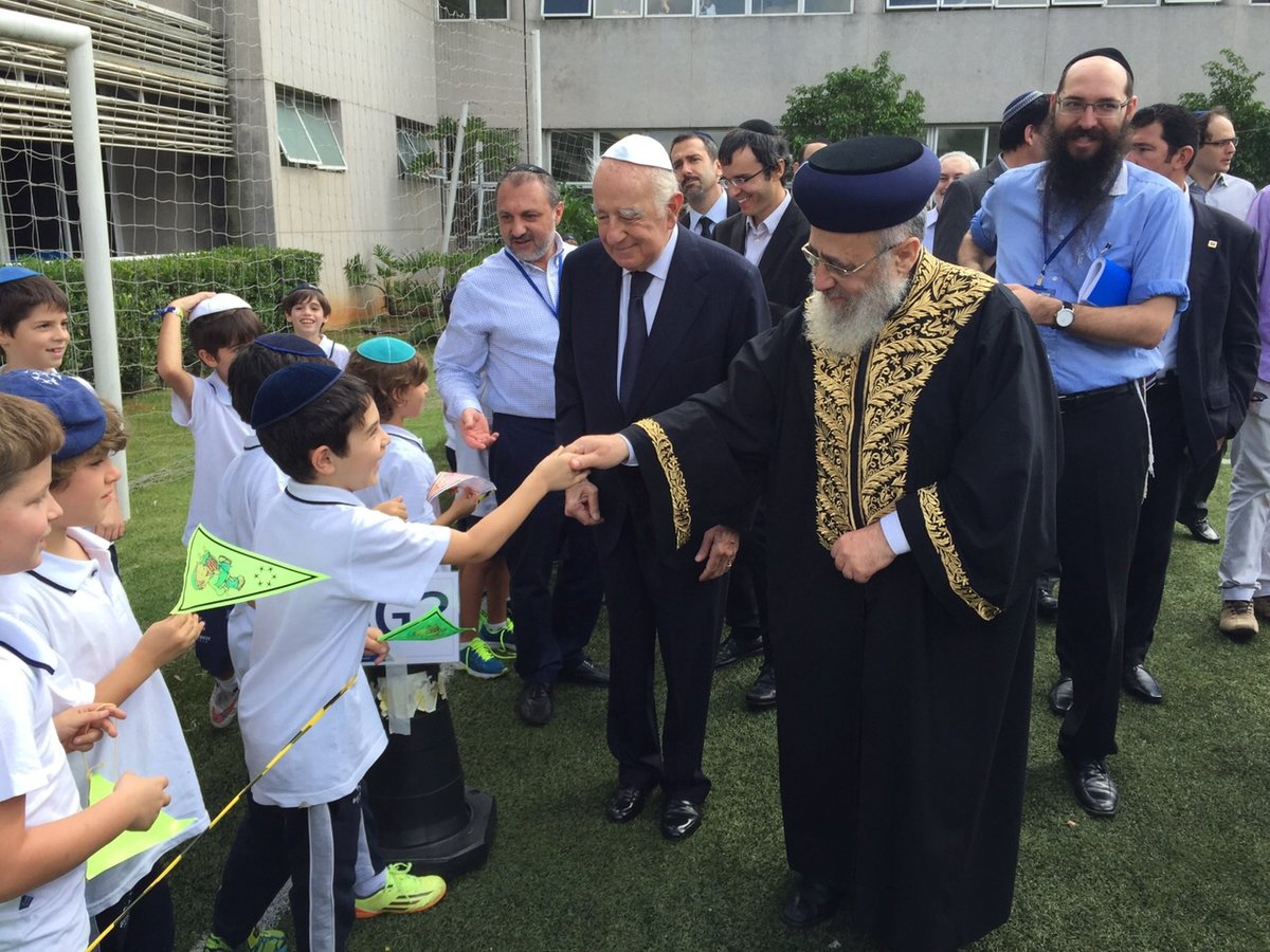 צפו: ילדי סאו פאולו בברזיל מקבלים בשירה את הראשל"צ הגר"י יוסף