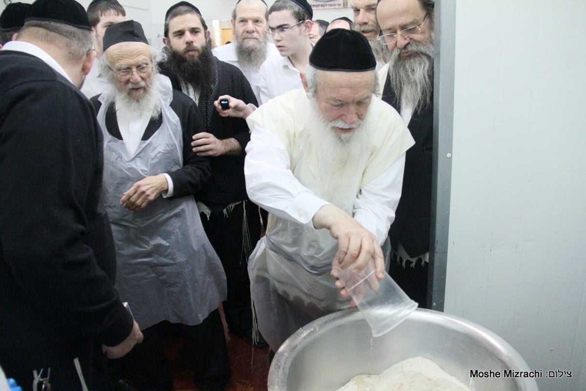 רבי יצחק זילברשטיין ורבי יעקב אדלשטיין אפו מצות • גלריה