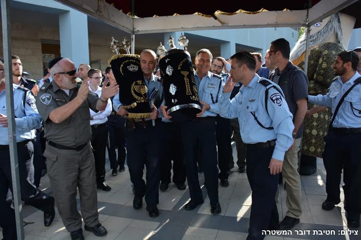 הראשל"צ הגר"י יוסף ומפכ"ל המשטרה בהכנסת ספרי תורה