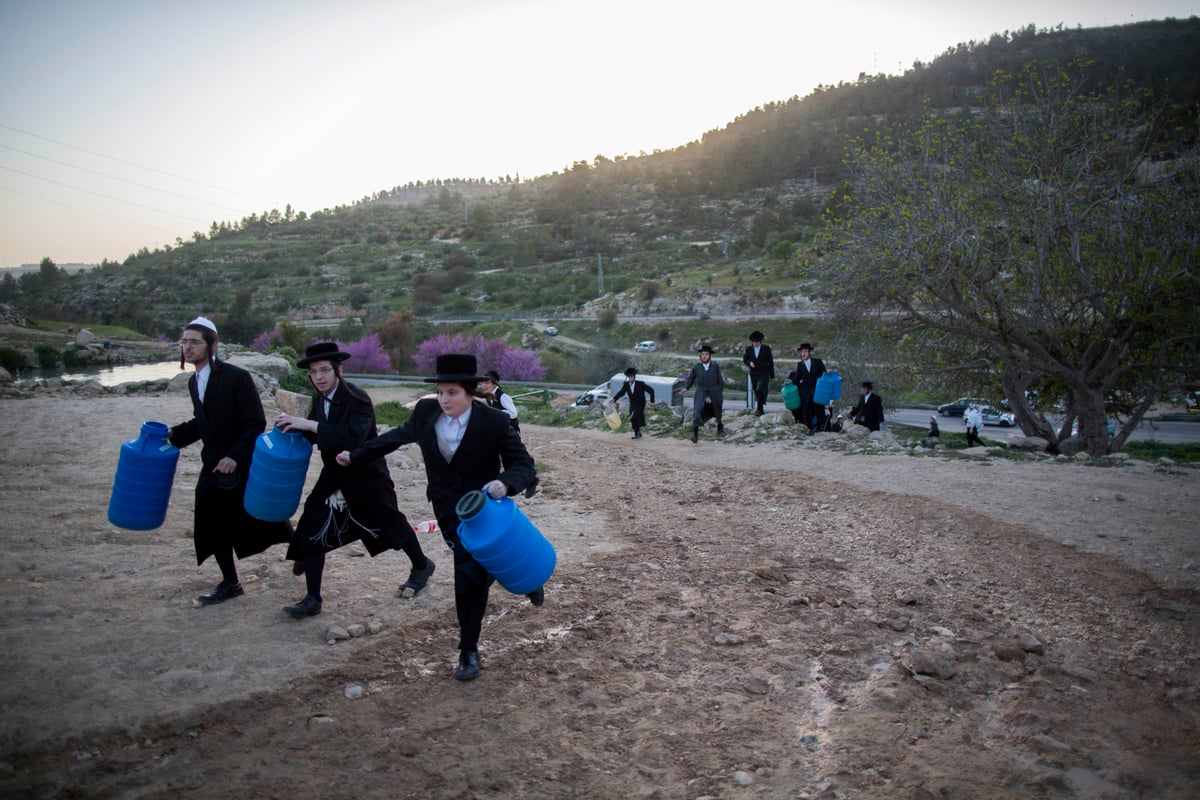 כך שואבים "מים שלנו" לאפיית מצות • גלריה