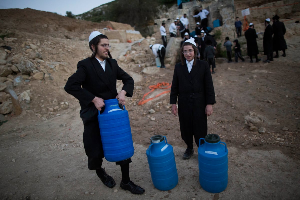 כך שואבים "מים שלנו" לאפיית מצות • גלריה