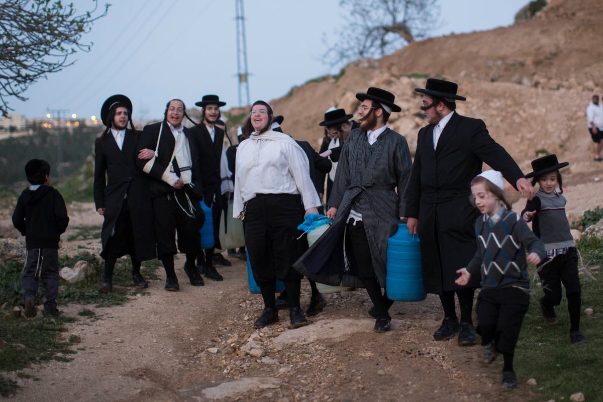 כך שואבים "מים שלנו" לאפיית מצות • גלריה